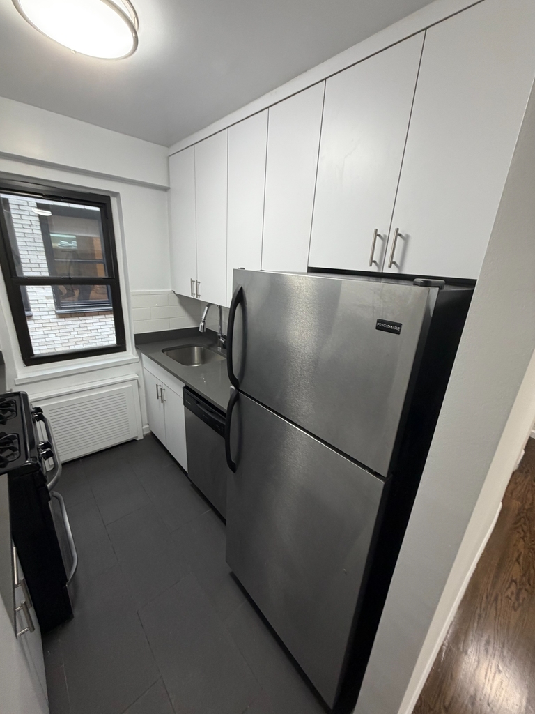 East 57th Street  - Photo 7