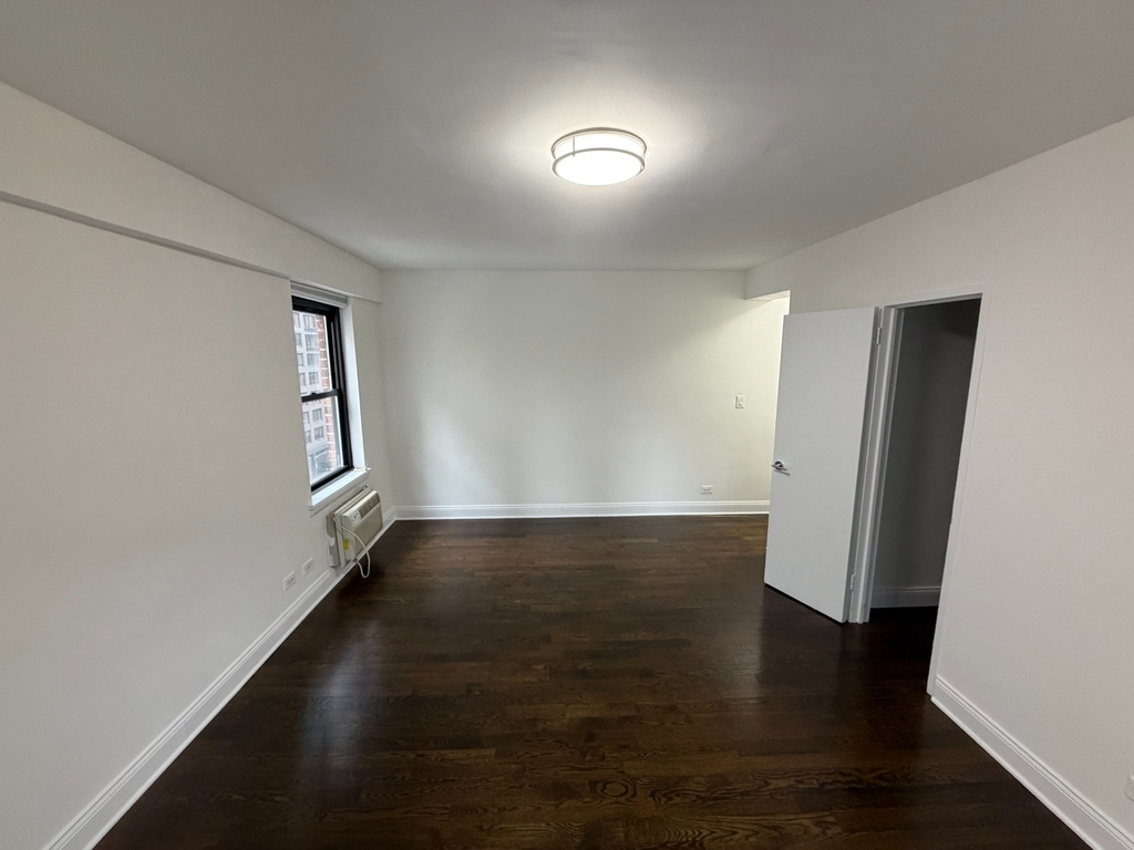 East 57th Street  - Photo 7
