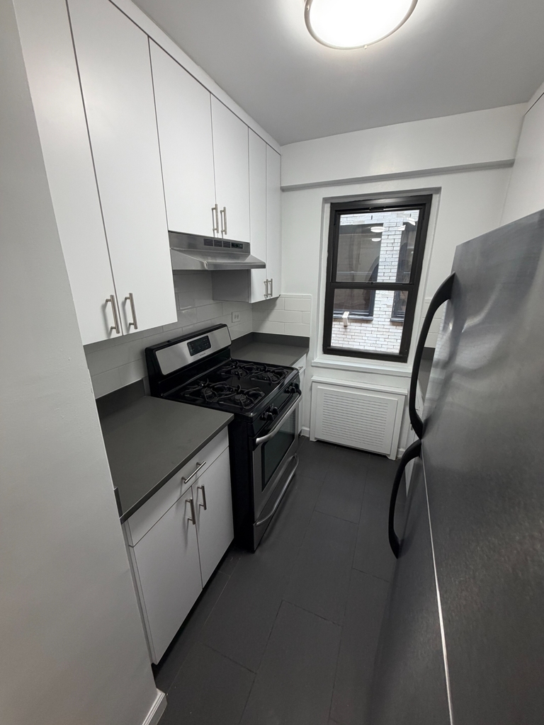 East 57th Street  - Photo 8