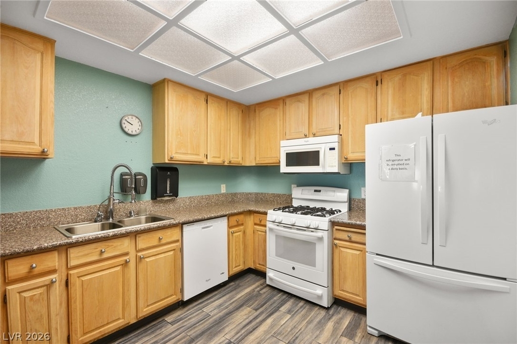 2851 S Valley View Boulevard - Photo 40