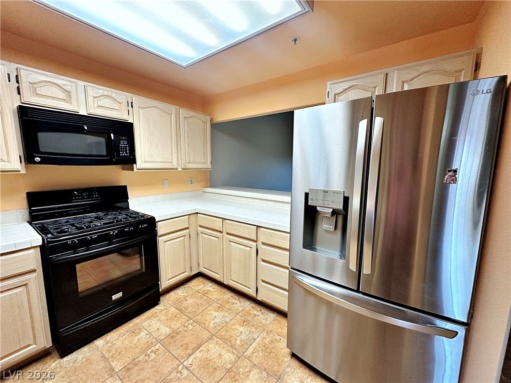 2851 S Valley View Boulevard - Photo 10