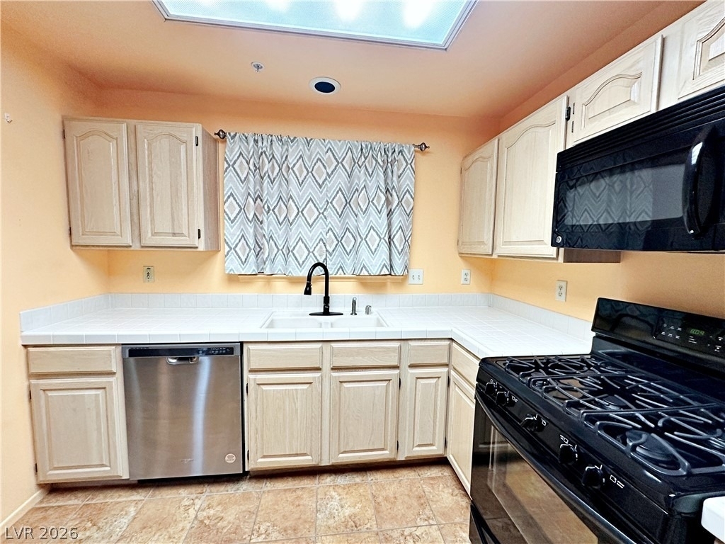 2851 S Valley View Boulevard - Photo 9