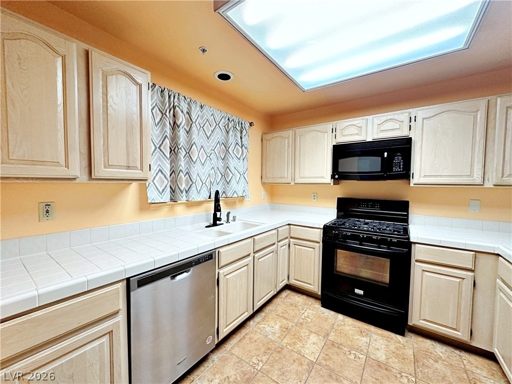 2851 S Valley View Boulevard - Photo 6