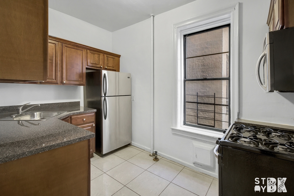 400 Clinton Avenue - Photo 2