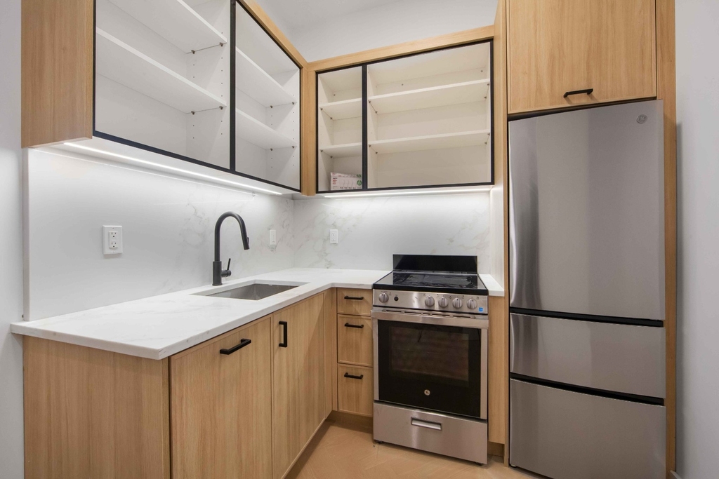 321 East 17th Street - Photo 4