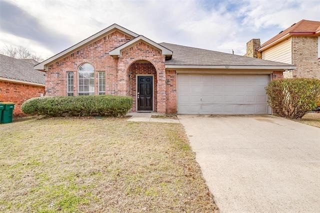 927 Simon Drive - Photo 0