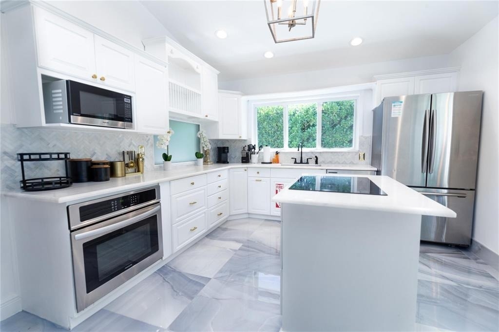 222 N Tradewinds Avenue - Photo 3