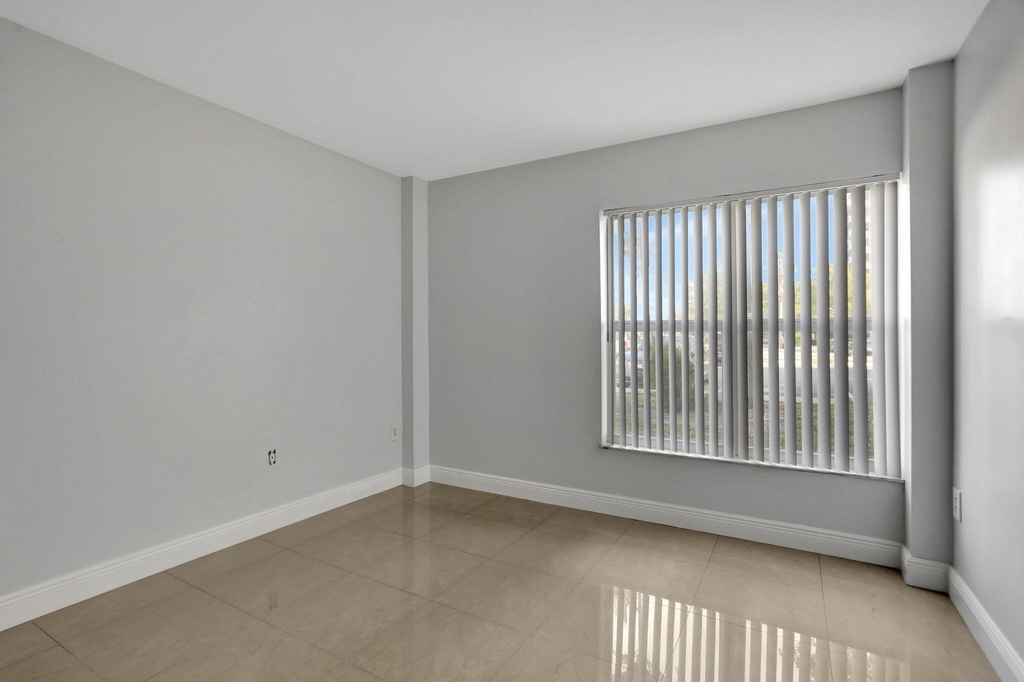 4156 Inverrary Drive - Photo 4