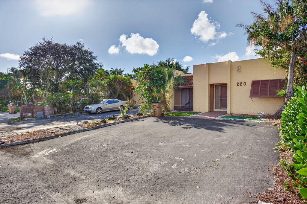 220 Nw 43rd Court - Photo 4