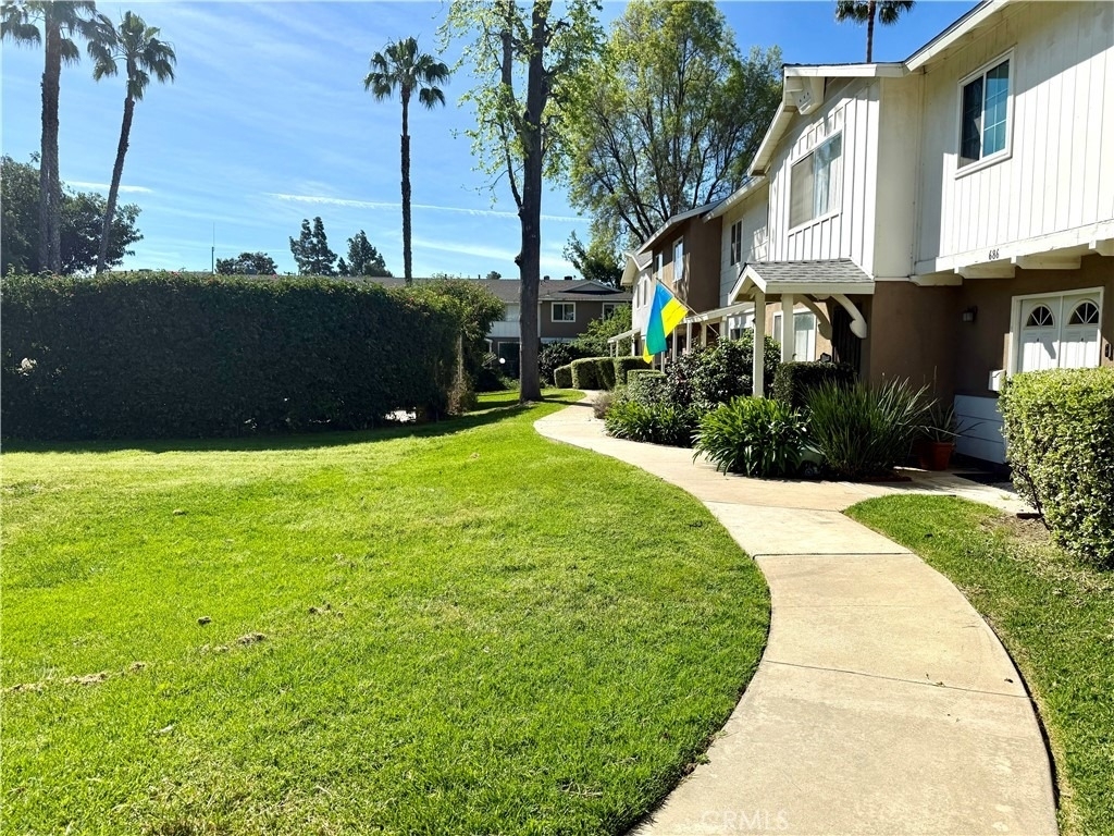 684 E Lee Place - Photo 2