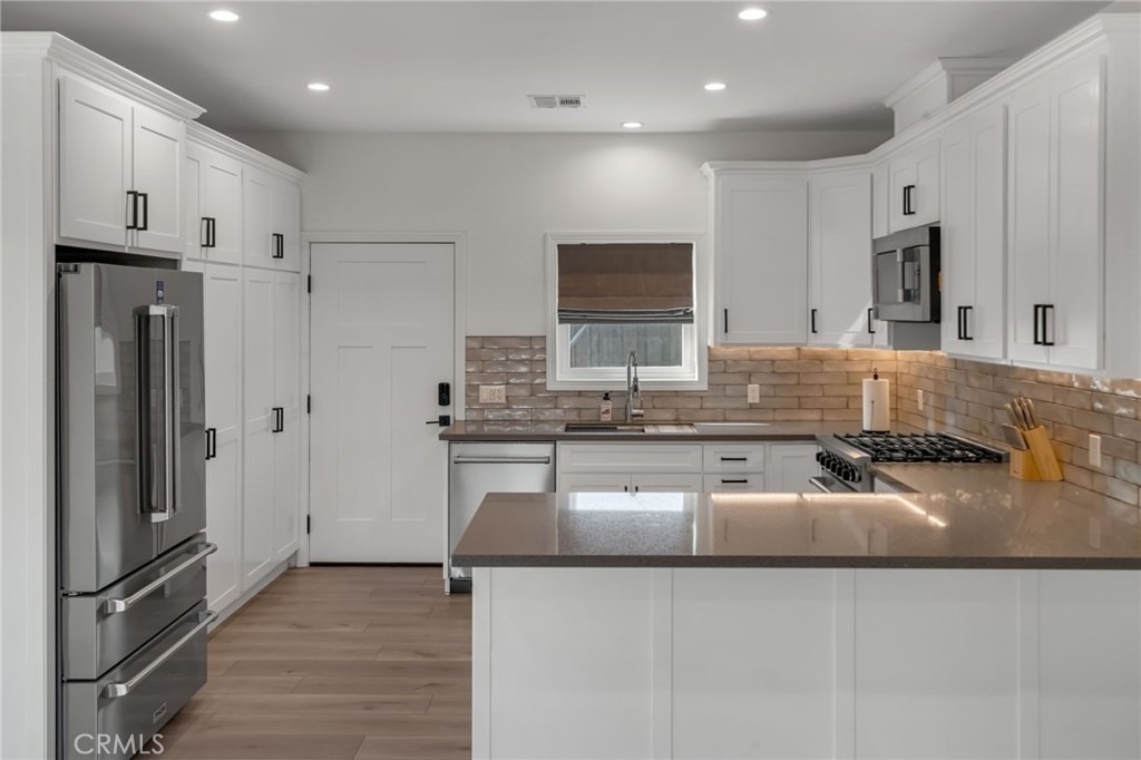 22434 Berdon St - Photo 9