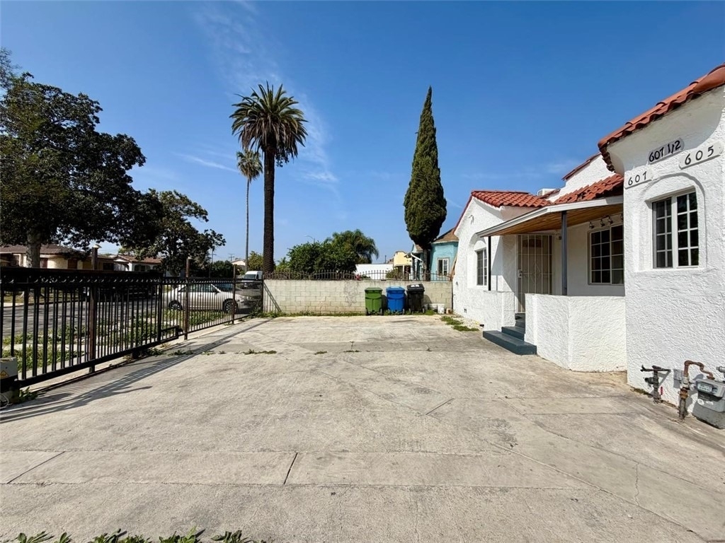 607 W 101st Street - Photo 0