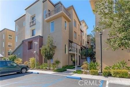 37 Waldorf - Photo 0