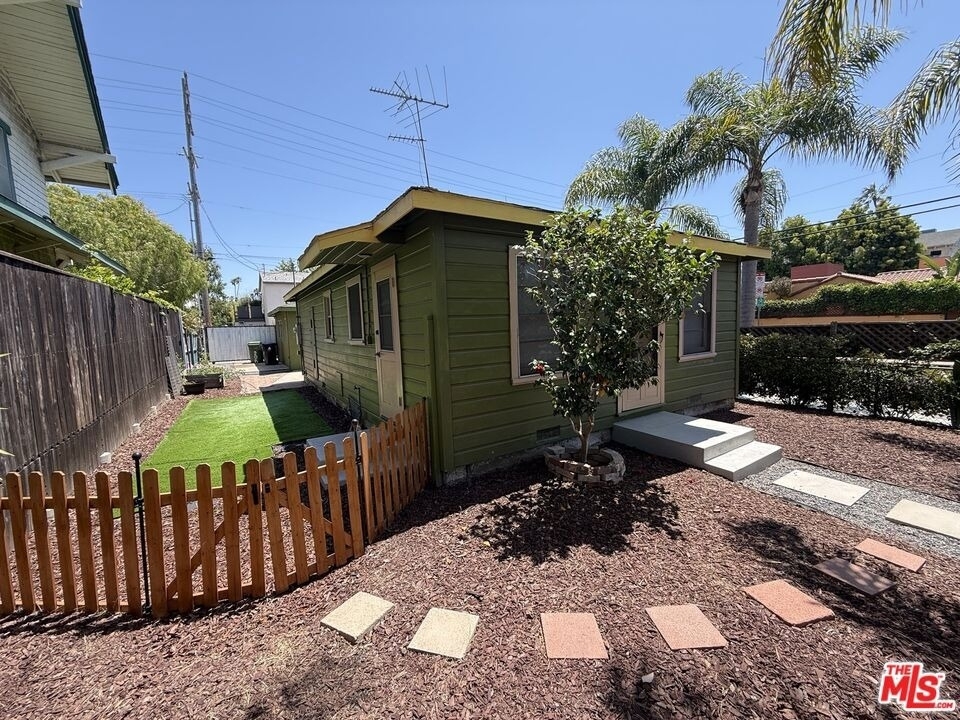802 Superba Avenue - Photo 2