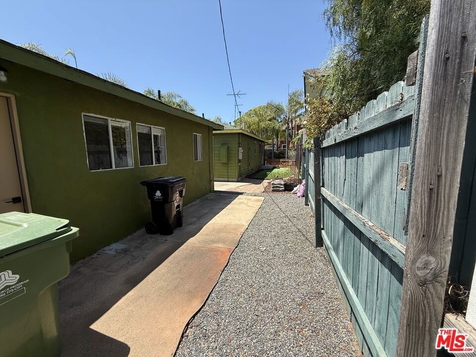 802 Superba Avenue - Photo 18