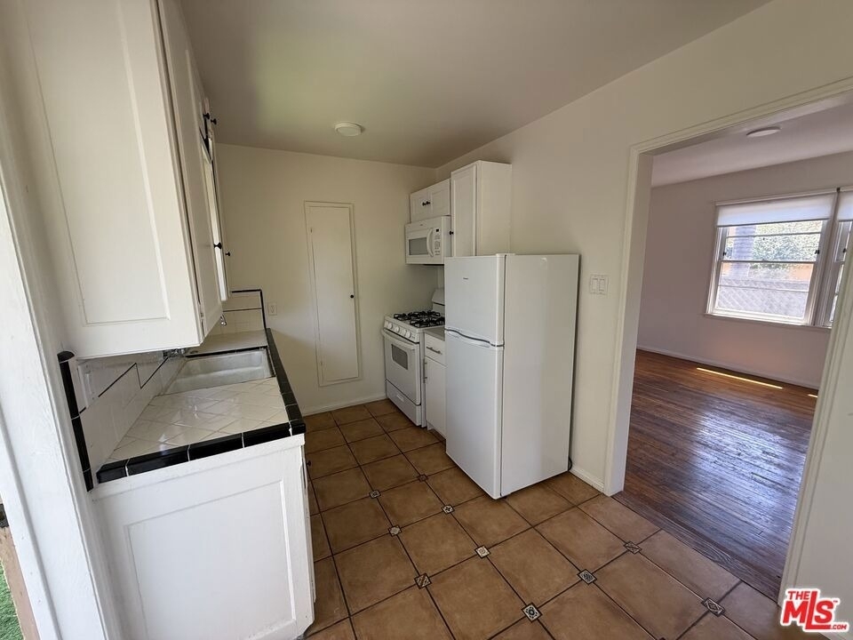 802 Superba Avenue - Photo 8