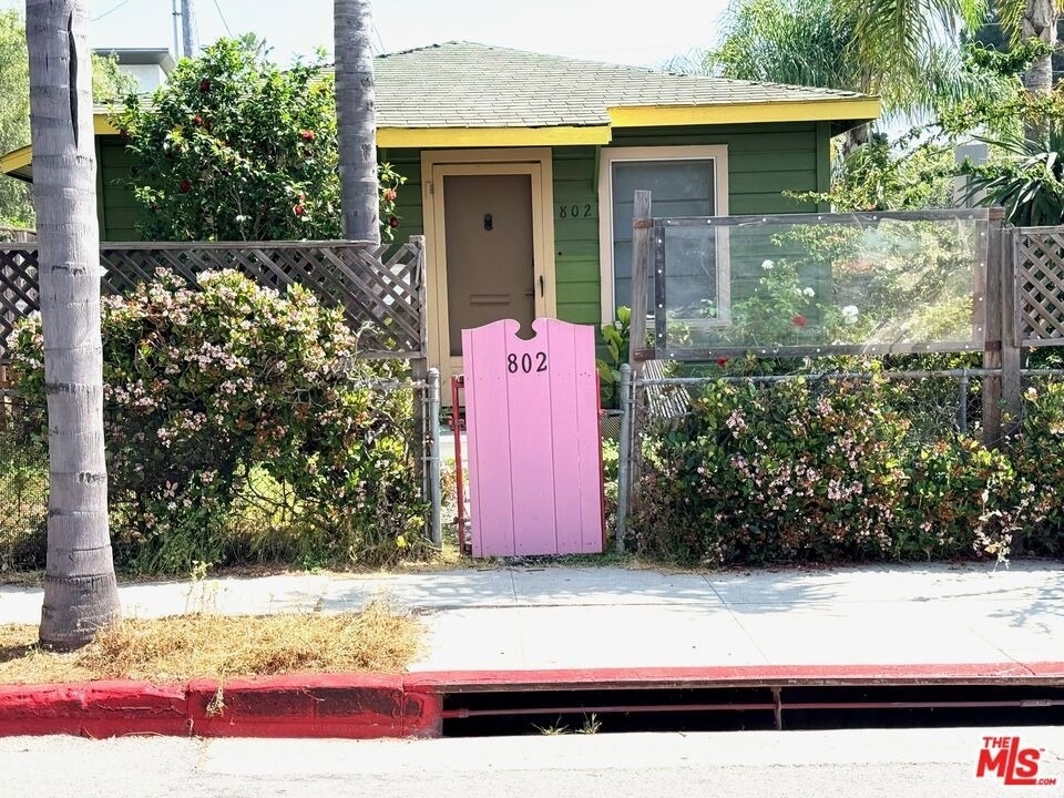 802 Superba Avenue - Photo 1