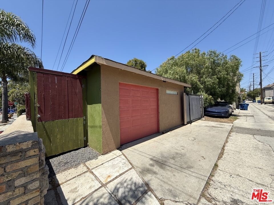 802 Superba Avenue - Photo 23