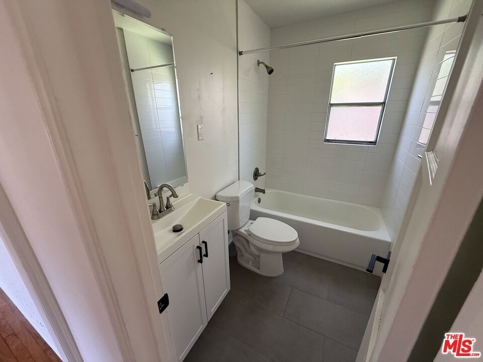 802 Superba Avenue - Photo 9