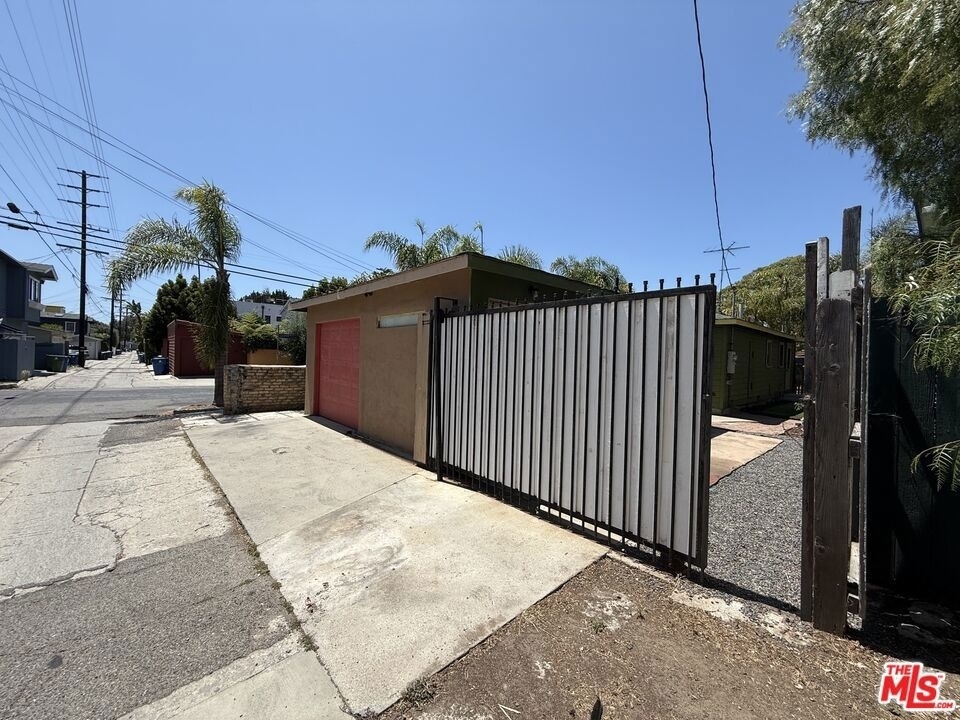 802 Superba Avenue - Photo 22