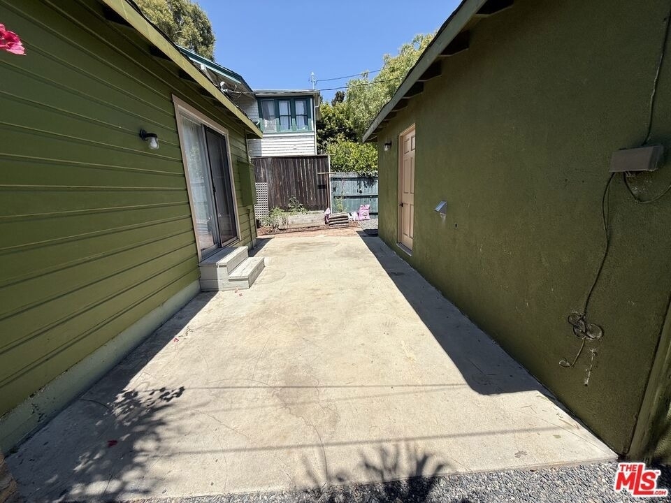 802 Superba Avenue - Photo 17