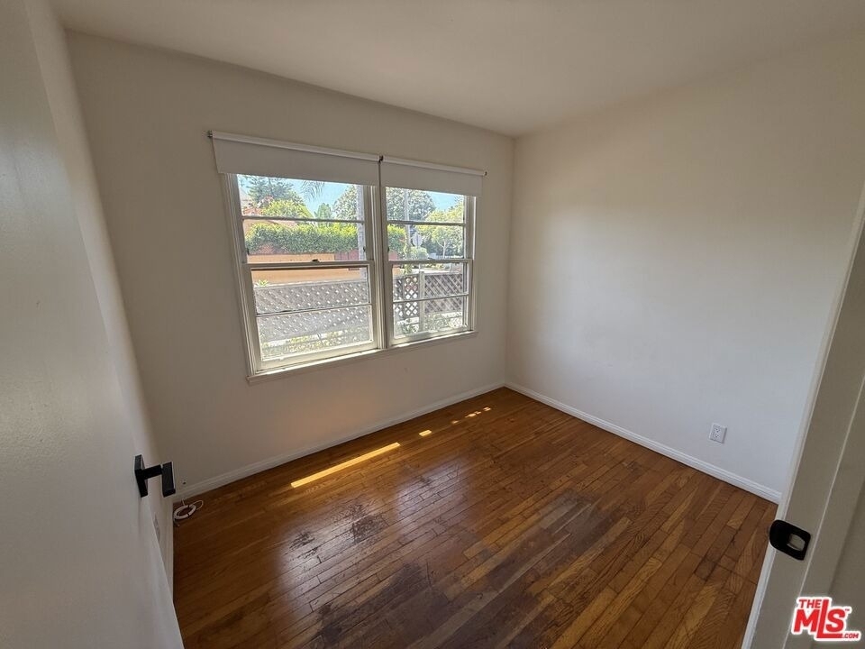 802 Superba Avenue - Photo 11