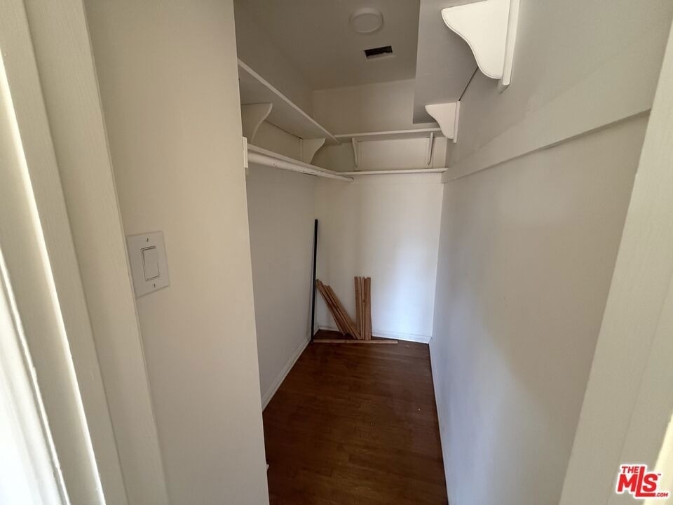 802 Superba Avenue - Photo 12