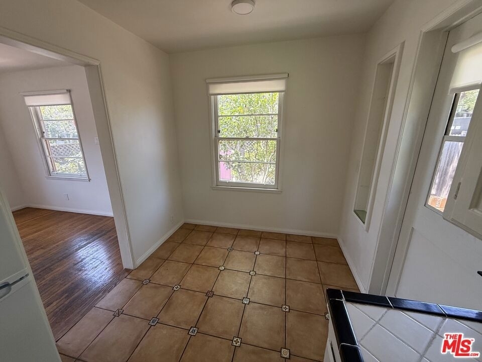 802 Superba Avenue - Photo 7