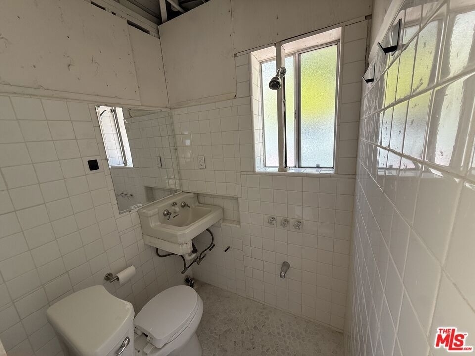 802 Superba Avenue - Photo 21