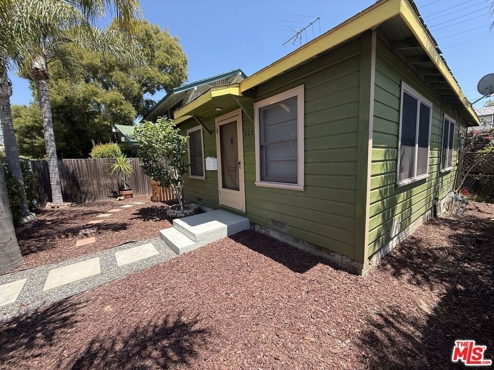 802 Superba Avenue - Photo 3