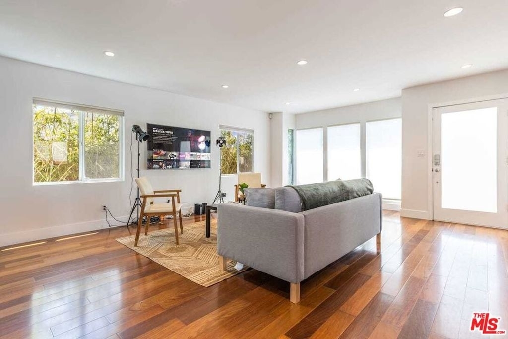 1610 S Hayworth Avenue - Photo 2