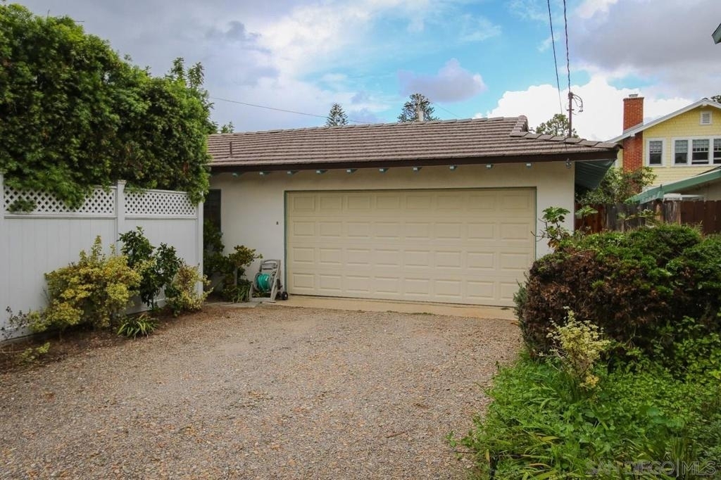 1045 Adella - Photo 13
