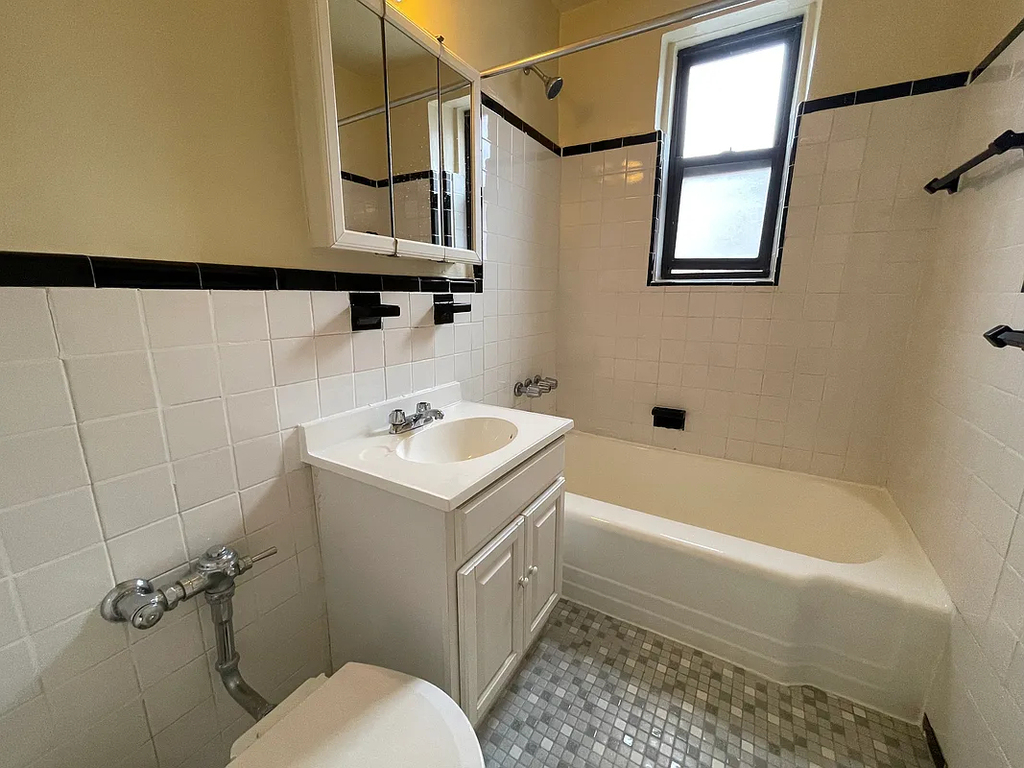 35-15 Leverich Street - Photo 3