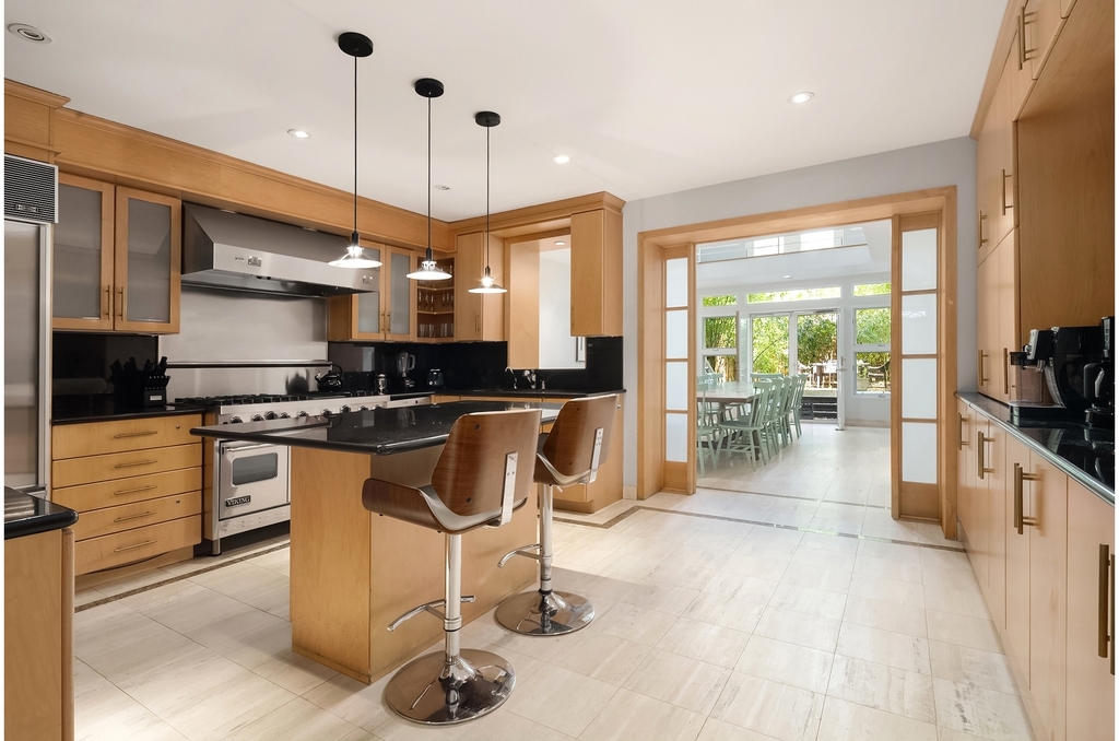 235 E 72nd St - Photo 4