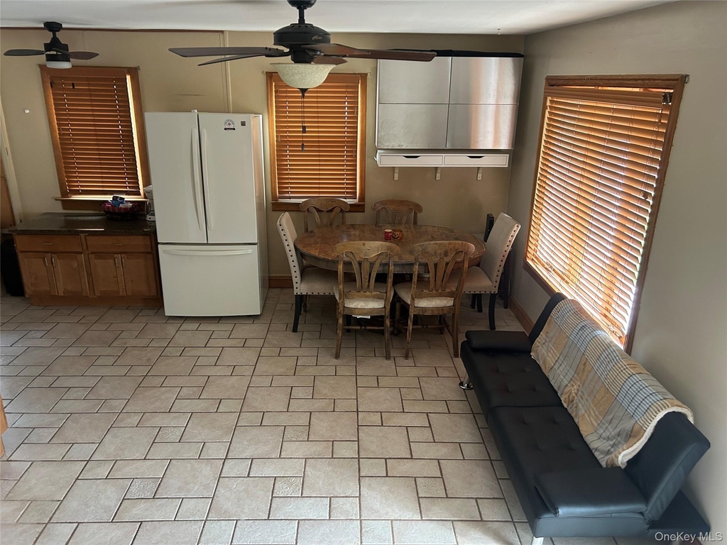 239 Curtin Avenue - Photo 0