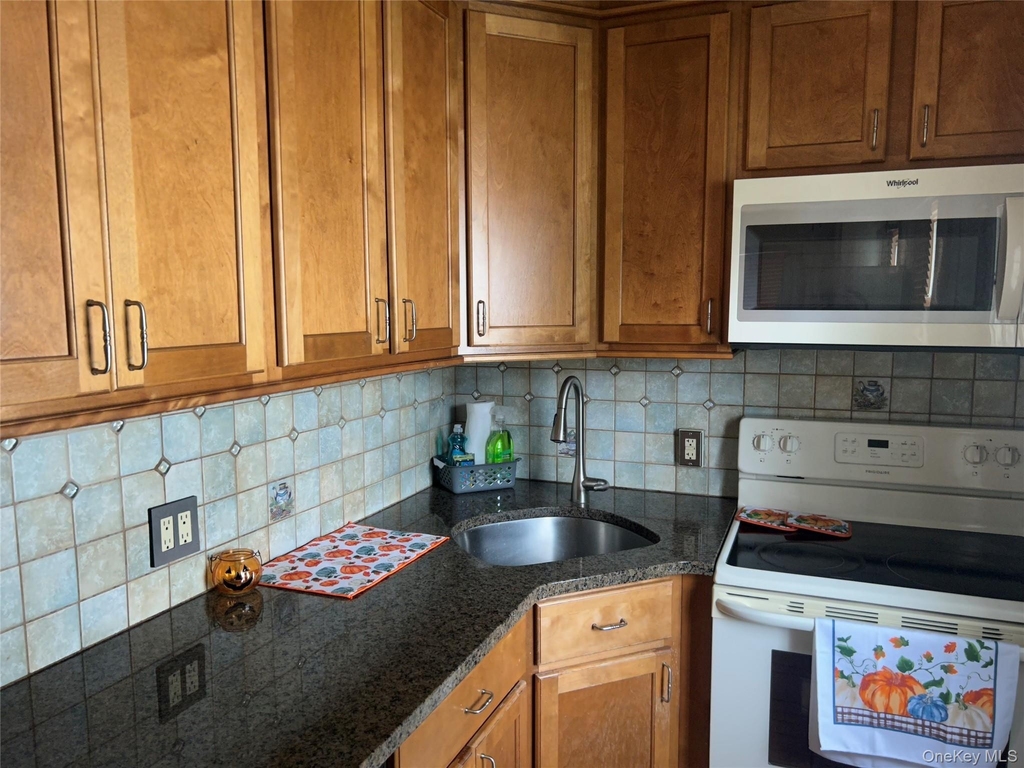 239 Curtin Avenue - Photo 2