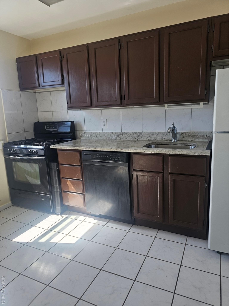 76-37 Commonwealth Boulevard - Photo 1