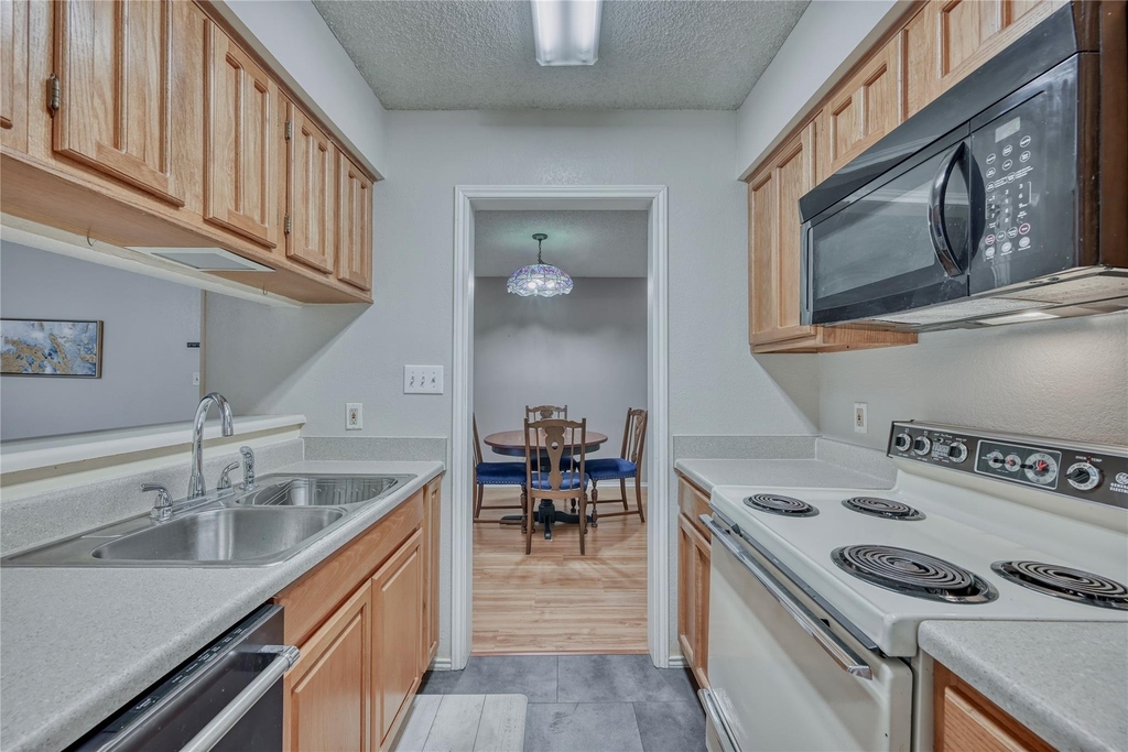 1202 Thorpe Ln - Photo 6