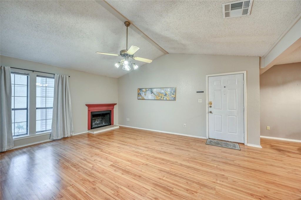 1202 Thorpe Ln - Photo 3