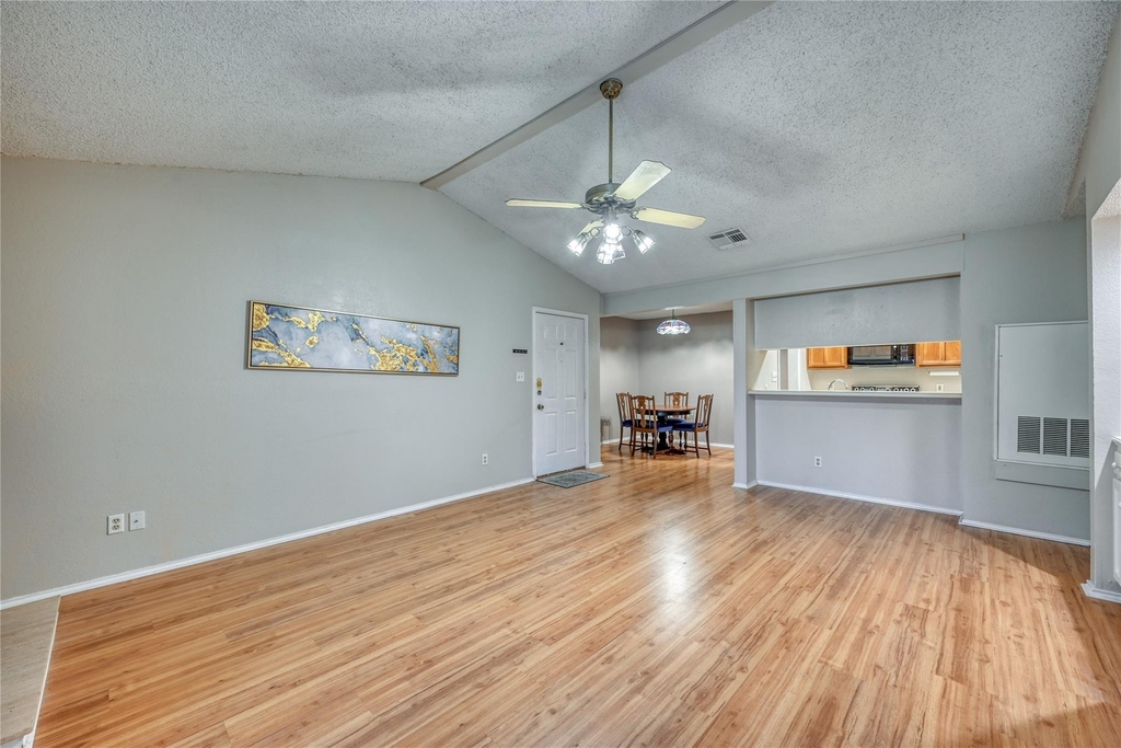 1202 Thorpe Ln - Photo 2