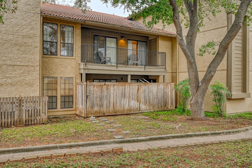 1202 Thorpe Ln - Photo 0