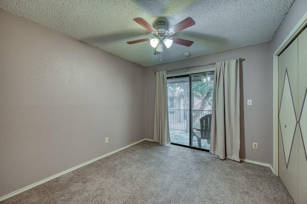 1202 Thorpe Ln - Photo 18
