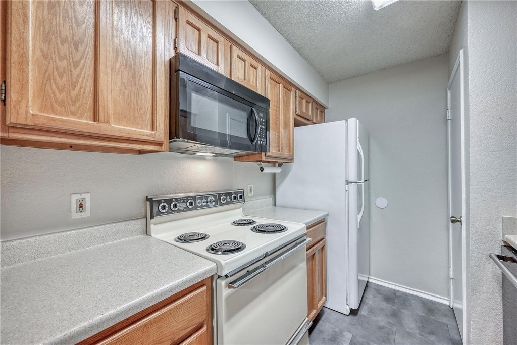 1202 Thorpe Ln - Photo 7