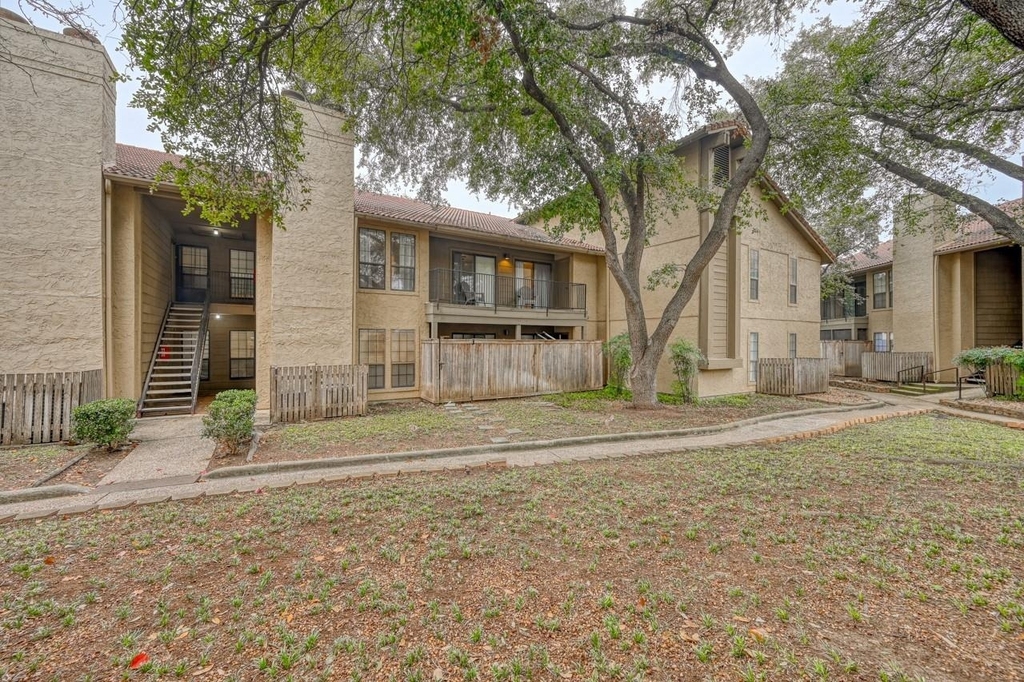 1202 Thorpe Ln - Photo 1