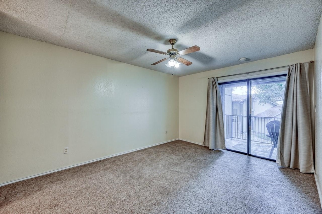 1202 Thorpe Ln - Photo 12