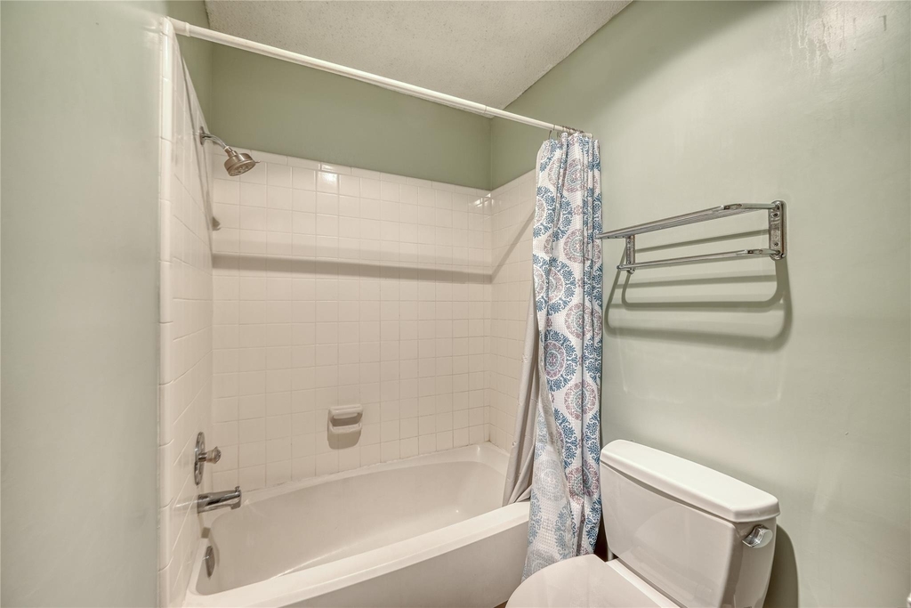 1202 Thorpe Ln - Photo 17
