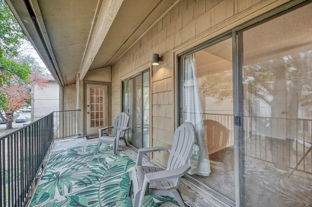 1202 Thorpe Ln - Photo 11