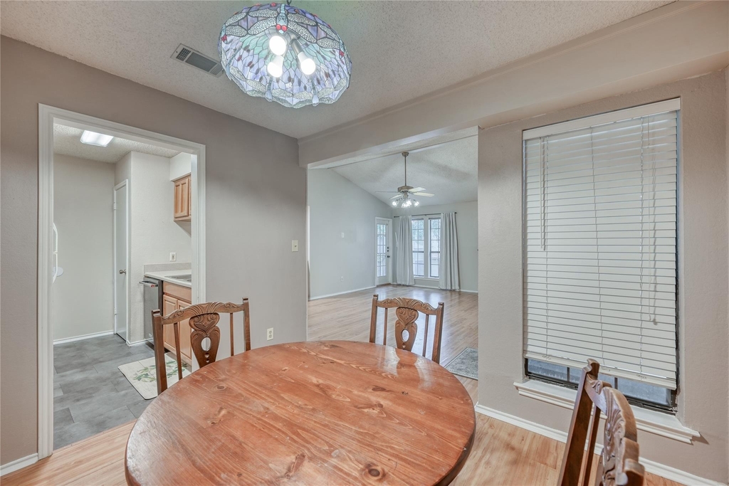 1202 Thorpe Ln - Photo 5