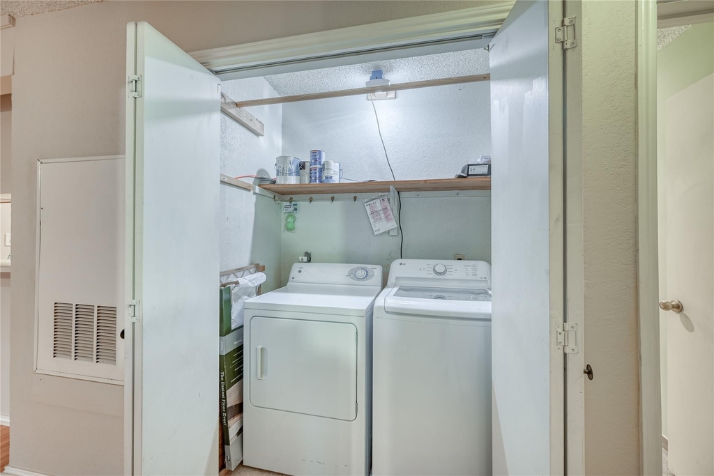 1202 Thorpe Ln - Photo 19
