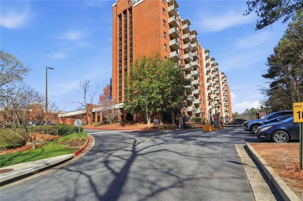300 Johnson Ferry Road Ne - Photo 0